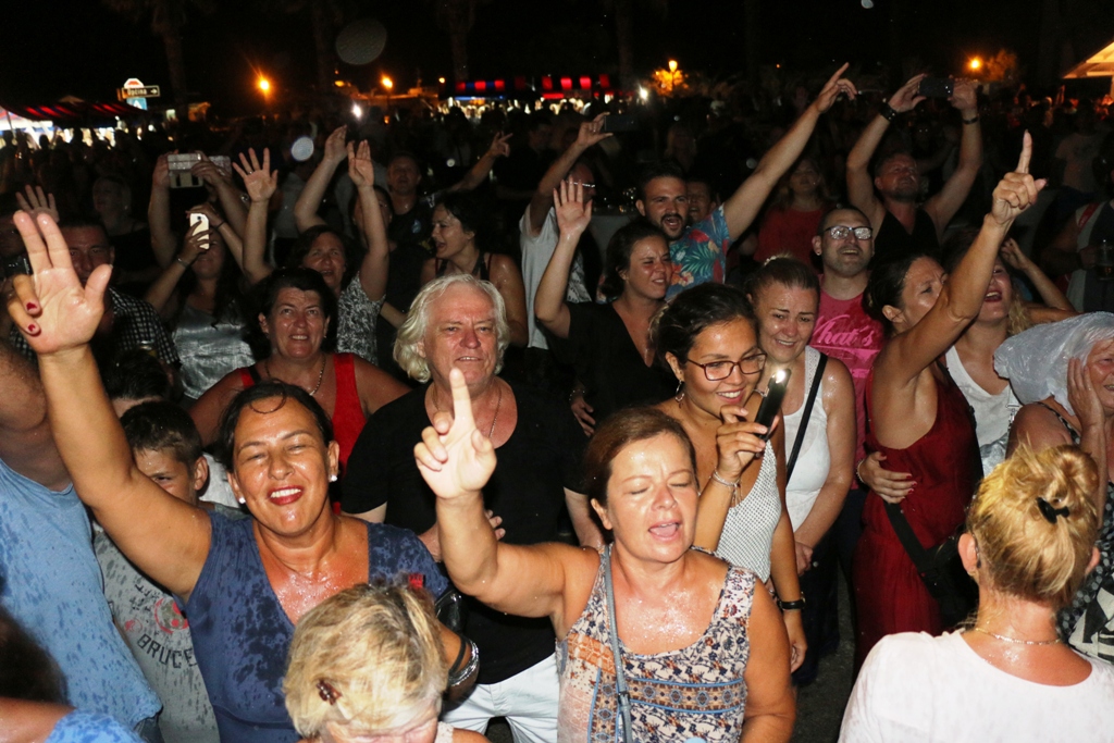 S Alenom Islamovićem po pljusku pjevalo šest tisuća Virana