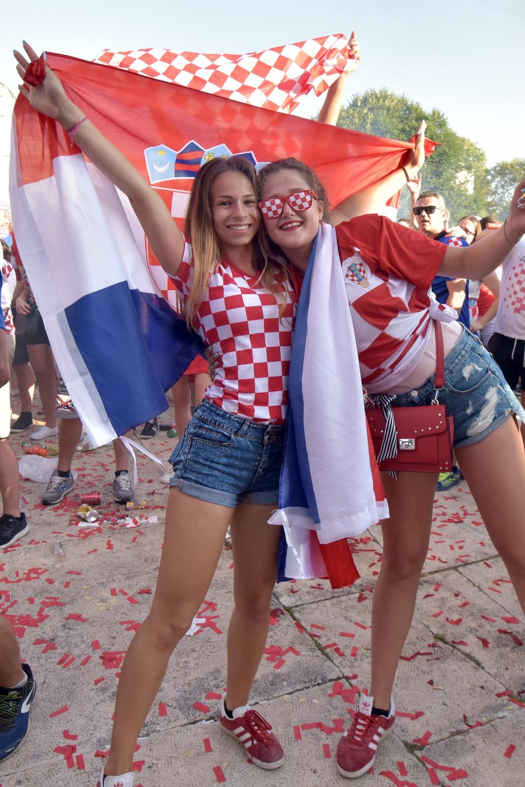 Tisuće Zadrana na Forumu navijalo za Vatrene u finalu Svjetskog prvenstva Tisuće Zadrana na Forumu navijalo za Vatrene u finalu Svjetskog prvenstva