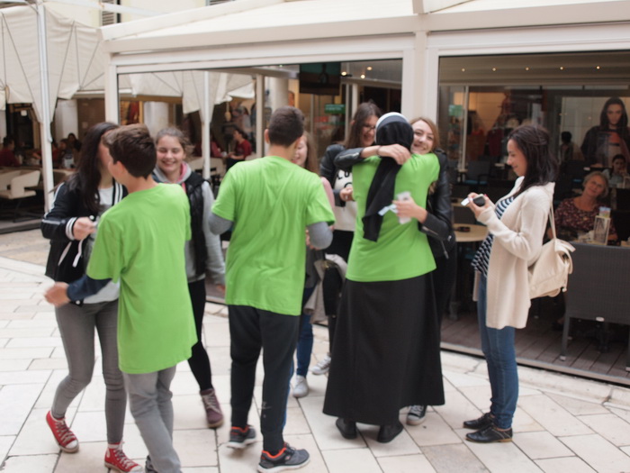 Prvi dan akcije “72 sata bez kompromisa”. Zagrlitelji na Kalelargi. Foto: Ines Grbić Prvi dan akcije “72 sata bez kompromisa”. Zagrlitelji na Kalelargi. Foto: Ines Grbić