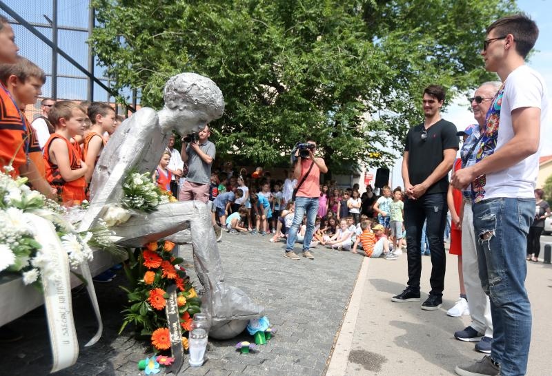 Odavanje počasti Draženu Petroviću povodom 24. obljetnice smrti