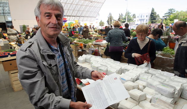 Zadar,  050511.
Travar Ivan Pavic iz Debeljaka brine se za buducnost svog posla zbog propisa Europske unije. Europska unija je svojim propisima ogranicila prodaju ljekovitog bilja.
Foto: Vladimir Ivanov / CROPIX