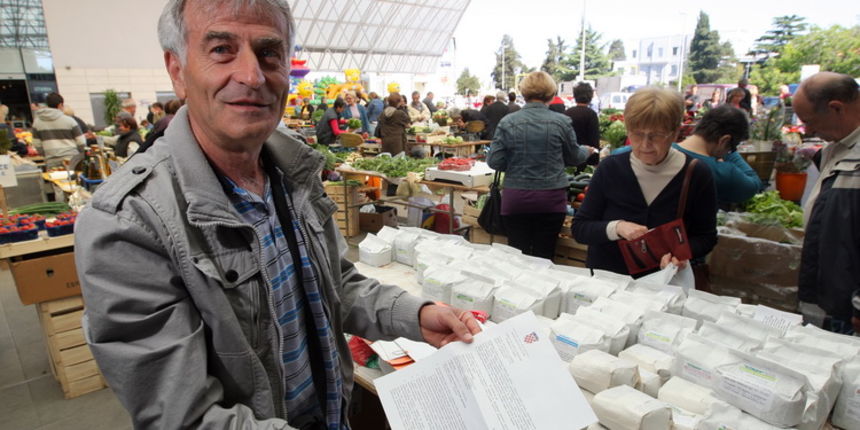 Zadar, 050511.
Travar Ivan Pavic iz Debeljaka brine se za buducnost svog posla zbog propisa Europske unije. Europska unija je svojim propisima ogranicila prodaju ljekovitog bilja.
Foto: Vladimir Ivanov / CROPIX Zadar, 050511.
Travar Ivan Pavic iz Debeljaka brine se za buducnost svog posla zbog propisa Europske unije. Europska unija je svojim propisima ogranicila prodaju ljekovitog bilja.
Foto: Vladimir Ivanov / CROPIX
