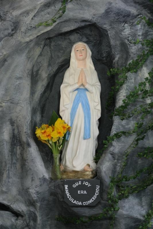 Zadar – U Osnovnoj skoli Sime Budinica, ravnatelj Ivan Cular postavio je lik gospe u stijeni. Photo: Dino Stanin/PIXSELL