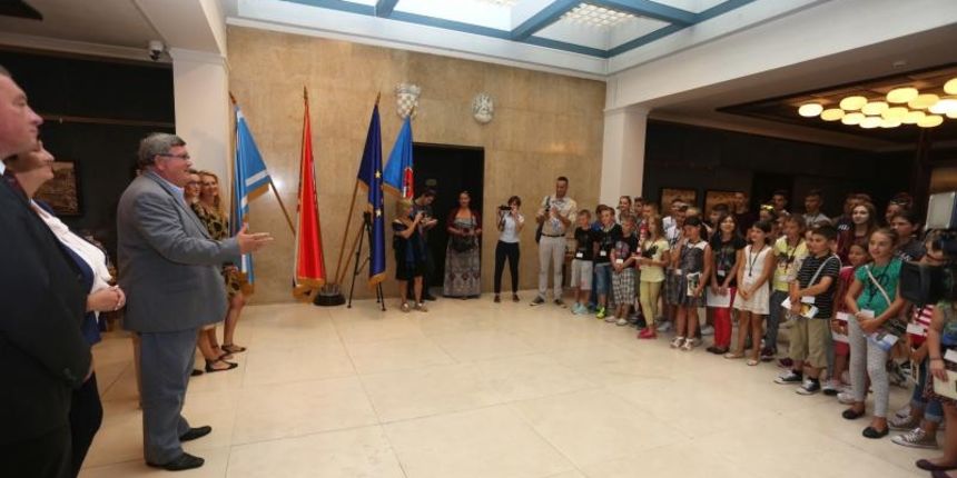 Prijem za djecu Srebrenice koja 9. godinu za redom ljetuju u Primorsko-gorankoj zupaniji u organizaciji 1. Susacke gimnazije i Zbora katolickih skauta 1. susacke gimnazije. 39. djece i njihovih odgojitelja primio je i gradonacelnik Vojko Obersnel sa sura