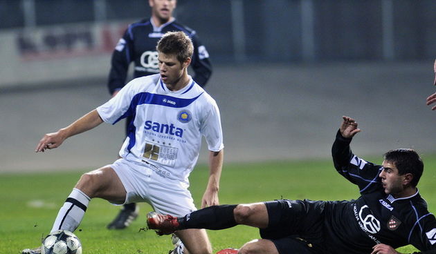 Zagreb, 221010.
Stadion u Kranjcevicevoj.
Utakmica 12. kola 1. T-com HNL: NK Hrvatski Dragovoljac i NK Zadar.
Na slici: Jure Jerbic (Zadar) i Goran Medjumurac (Dragovoljac).
Foto: Boris Kovacev / CROPIX