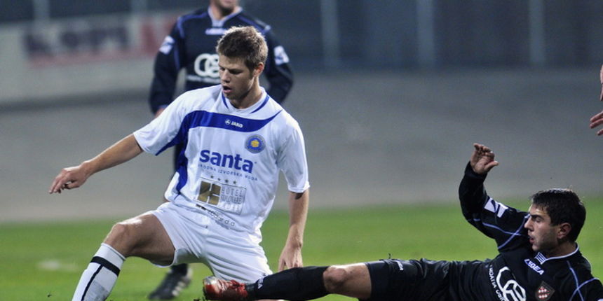Zagreb, 221010.
Stadion u Kranjcevicevoj.
Utakmica 12. kola 1. T-com HNL: NK Hrvatski Dragovoljac i NK Zadar.
Na slici: Jure Jerbic (Zadar) i Goran Medjumurac (Dragovoljac).
Foto: Boris Kovacev / CROPIX Zagreb, 221010.
Stadion u Kranjcevicevoj.
Utakmica 12. kola 1. T-com HNL: NK Hrvatski Dragovoljac i NK Zadar.
Na slici: Jure Jerbic (Zadar) i Goran Medjumurac (Dragovoljac).
Foto: Boris Kovacev / CROPIX