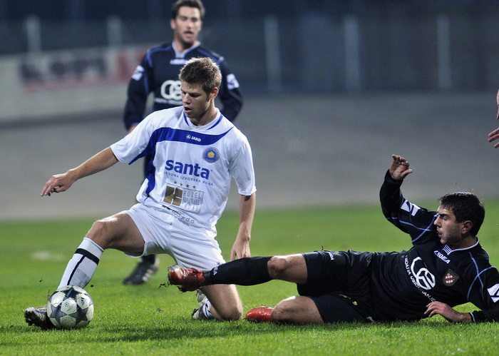 Zagreb, 221010.
Stadion u Kranjcevicevoj.
Utakmica 12. kola 1. T-com HNL: NK Hrvatski Dragovoljac i NK Zadar.
Na slici: Jure Jerbic (Zadar) i Goran Medjumurac (Dragovoljac).
Foto: Boris Kovacev / CROPIX Zagreb, 221010.
Stadion u Kranjcevicevoj.
Utakmica 12. kola 1. T-com HNL: NK Hrvatski Dragovoljac i NK Zadar.
Na slici: Jure Jerbic (Zadar) i Goran Medjumurac (Dragovoljac).
Foto: Boris Kovacev / CROPIX