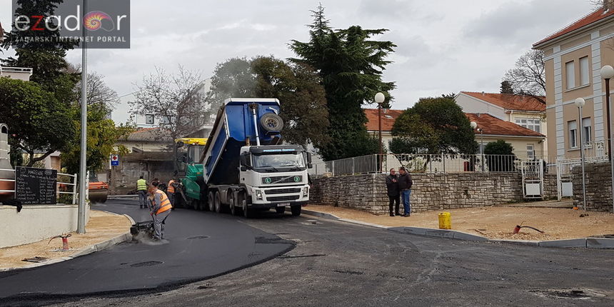 Na rekonstruirano križanje u Vruljici postavlja se završni sloj asfalta Na rekonstruirano križanje u Vruljici postavlja se završni sloj asfalta