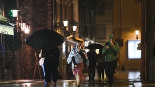 Kiša je potopila ulice grada. Jesen je stigla u svom svojem sjaju