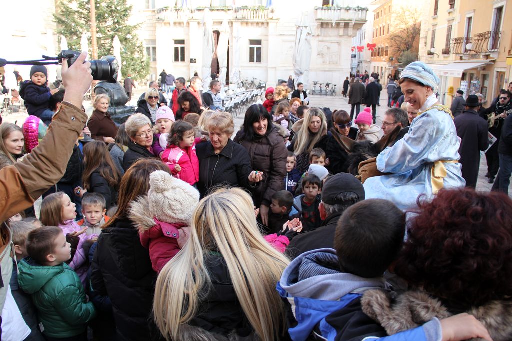 Sveta Luce oduševila mališane u gradu