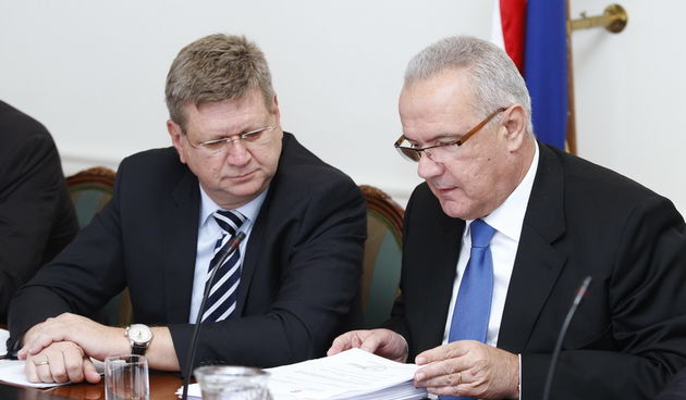 Zagreb, 180712.
Vlada RH.
U Banskim dvorima sastali su se predstavnici Vlade RH i Sindikati drzavnih  sluzbi kako bi nastavili pregovore o prijedlogu novog Kolektivnog ugovora za drzavne sluzbenike i namjestenike. Glavni predstavnik Vlade na sastanku bio