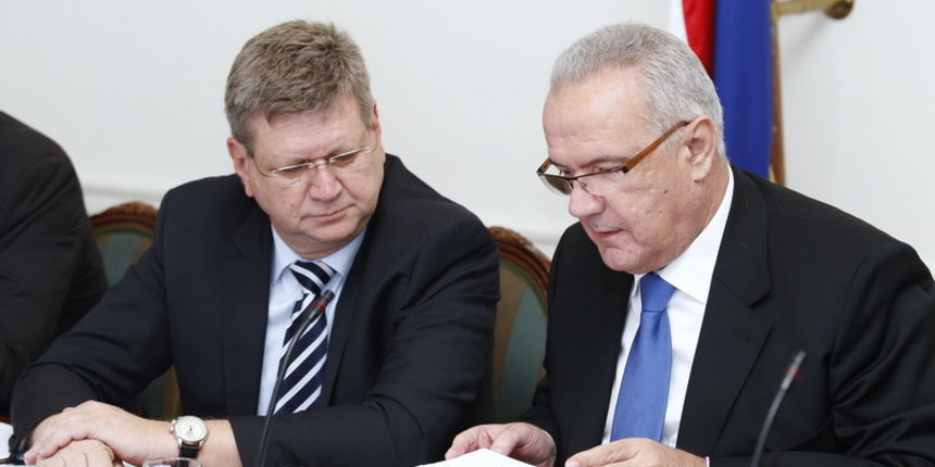 Zagreb, 180712.
Vlada RH.
U Banskim dvorima sastali su se predstavnici Vlade RH i Sindikati drzavnih  sluzbi kako bi nastavili pregovore o prijedlogu novog Kolektivnog ugovora za drzavne sluzbenike i namjestenike. Glavni predstavnik Vlade na sastanku bio