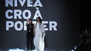 Zagreb, 061009.
West Gate.
Revija modne kuce Hippy Garden, u sklopu Cro a Portera. 
Na slici: Djurdjica Vorkapic i Petra Friganovic.
Foto: Boris Kovacev / CROPIX