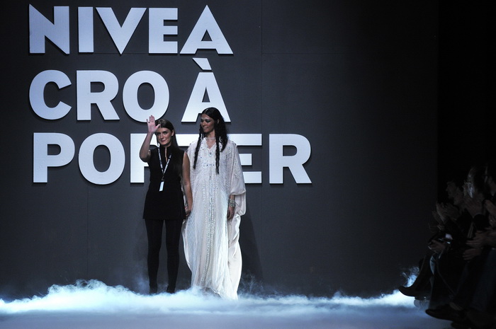 Zagreb, 061009.
West Gate.
Revija modne kuce Hippy Garden, u sklopu Cro a Portera. 
Na slici: Djurdjica Vorkapic i Petra Friganovic.
Foto: Boris Kovacev / CROPIX