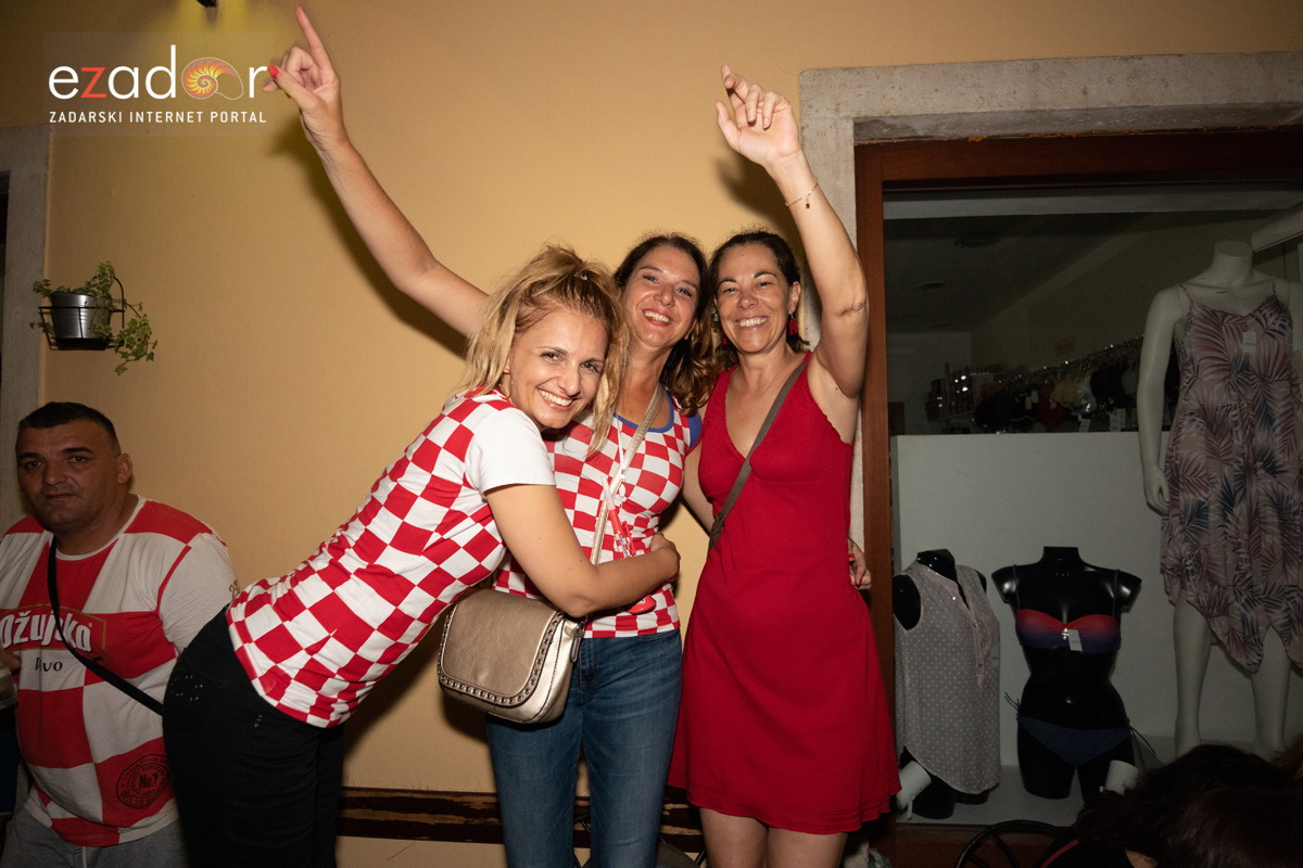 Čudesna noć: Velika fešta ulicama Zadra nakon plasmana Vatrenih u finale SP Čudesna noć: Velika fešta ulicama Zadra nakon plasmana Vatrenih u finale SP
