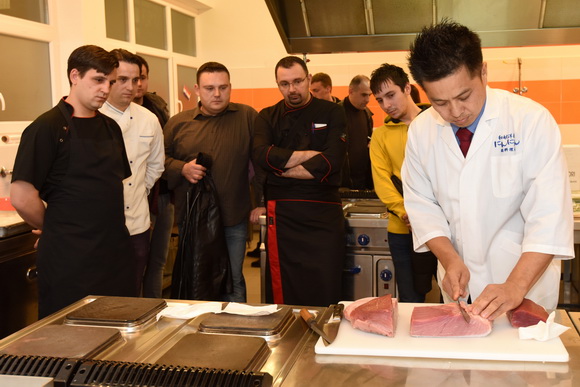 Tuna, Sushi & Wine Festival: Japanski masterchef Nakatsuji održao edukaciju pripreme tradicionalnih japanskih jela Tuna, Sushi & Wine Festival: Japanski masterchef Nakatsuji održao edukaciju pripreme tradicionalnih japanskih jela