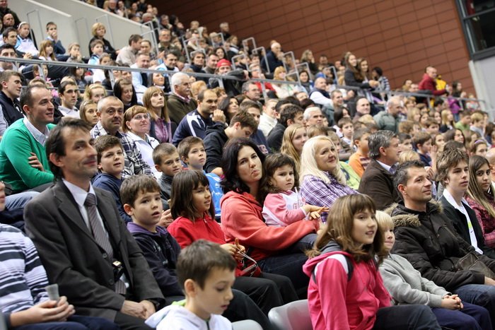 Osijek, 091210.
U osjeckoj dvorani Gradski vrt odigrat ce se humanitarni teniski spektakl, odnosno dvoboj Gorana Ivanisevica i Ivana Ljubicica. Cilj cijele manifestacije je humanitarnog karaktera. Prikupljena sredstva ici ce za pomoc pri lijecenju hrvats Osijek, 091210.
U osjeckoj dvorani Gradski vrt odigrat ce se humanitarni teniski spektakl, odnosno dvoboj Gorana Ivanisevica i Ivana Ljubicica. Cilj cijele manifestacije je humanitarnog karaktera. Prikupljena sredstva ici ce za pomoc pri lijecenju hrvats
