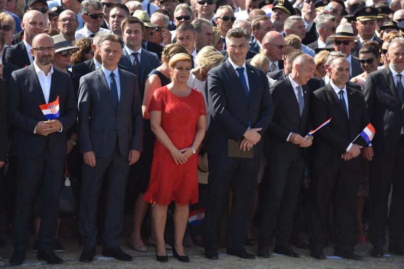 Uz zvukove hime “Lijepa naša” podignuta je zastava Republike Hrvatske na Kninskoj tvrđavi Uz zvukove hime “Lijepa naša” podignuta je zastava Republike Hrvatske na Kninskoj tvrđavi