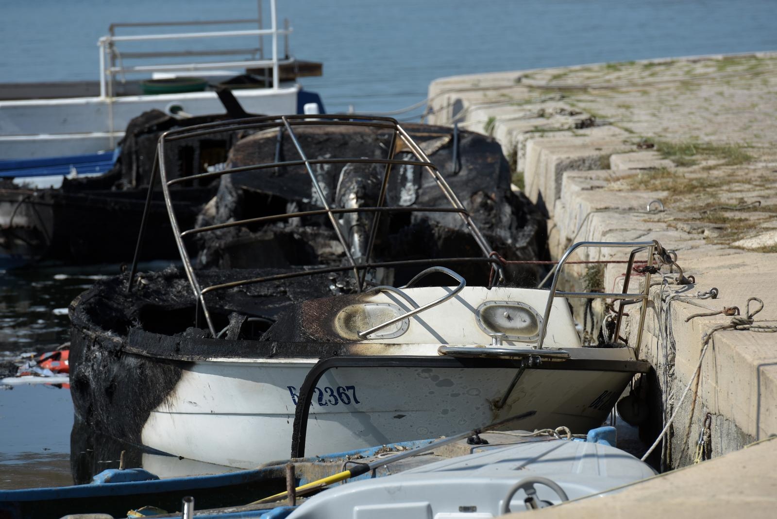 Sv. Filip i Jakov: Požar zahvatio brodice u luci od kojih su tri potonule