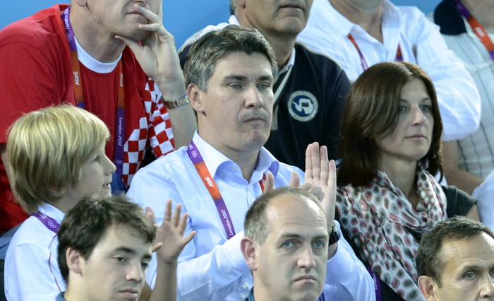 London, 120812.
Vaterpolo Arena.
Hrvatska muska vaterpolo reprezentacija igra finalnu utakmicu protiv Italije tijekom Olimpijskih Igara u Londonu.
Na fotografiji: premijer Zoran Milanovic u drustvu sina i supruge Sanje gleda finale vaterpola u Londonu. London, 120812.
Vaterpolo Arena.
Hrvatska muska vaterpolo reprezentacija igra finalnu utakmicu protiv Italije tijekom Olimpijskih Igara u Londonu.
Na fotografiji: premijer Zoran Milanovic u drustvu sina i supruge Sanje gleda finale vaterpola u Londonu.
