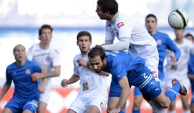 Zagreb, 301012.Maksimirski stadion.Hrvatski kup osmina finala izmedju Gnk Dinamo i Zadra.Na fotografiji: u sredini u skoku Ante Puljic igrac Dinama.Foto: Drago Sopta / CROPIX