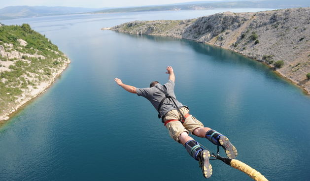 Zadar, 010710.
Danas je na Maslenickom mostu otvorena sezona Bungee Jumpinga.
Foto: Andrija Lucic / Cropix