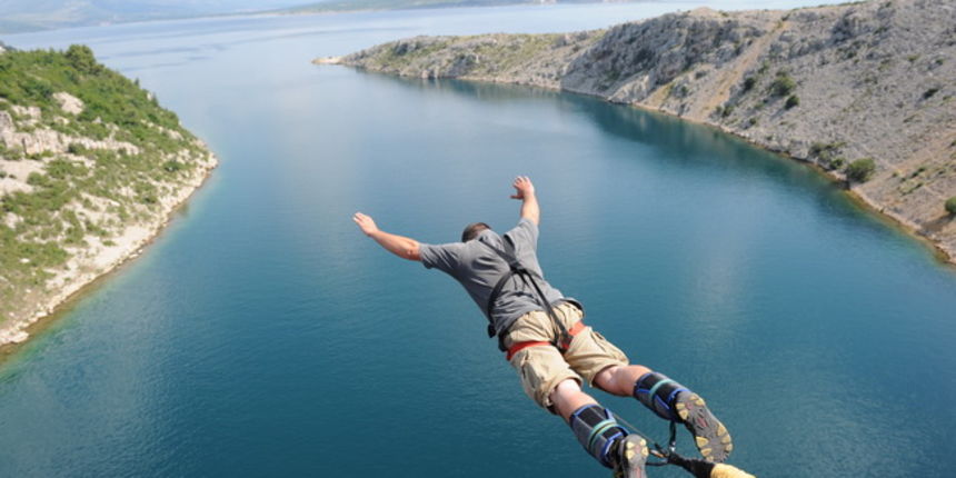 Zadar, 010710.
Danas je na Maslenickom mostu otvorena sezona Bungee Jumpinga.
Foto: Andrija Lucic / Cropix