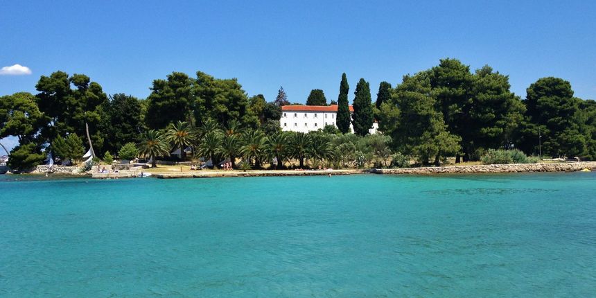 Samostan, Školjić Samostan, Školjić