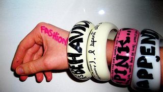 Okitite se hrpom narukvica! (moda.com)