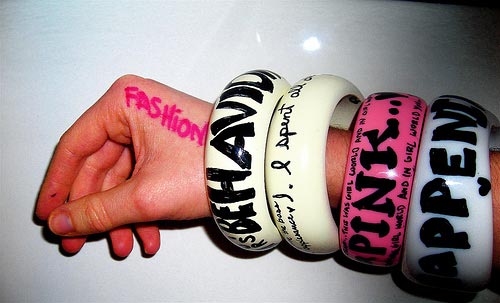 Okitite se hrpom narukvica! (moda.com)