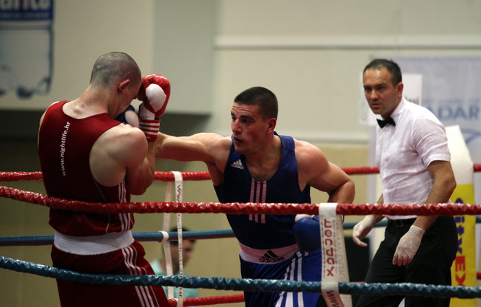 Zadar, 200413.
Dvorana Kresimira Cosica.
Prvenstvo Hrvatske u boksu.
Na fotografiji: Josip Bepo Filipi (Zlatna rukavica, plavi) i Marin Mindoljevic (Marijan, crveni).
Foto: Jure Miskovic / CROPIX Zadar, 200413.
Dvorana Kresimira Cosica.
Prvenstvo Hrvatske u boksu.
Na fotografiji: Josip Bepo Filipi (Zlatna rukavica, plavi) i Marin Mindoljevic (Marijan, crveni).
Foto: Jure Miskovic / CROPIX