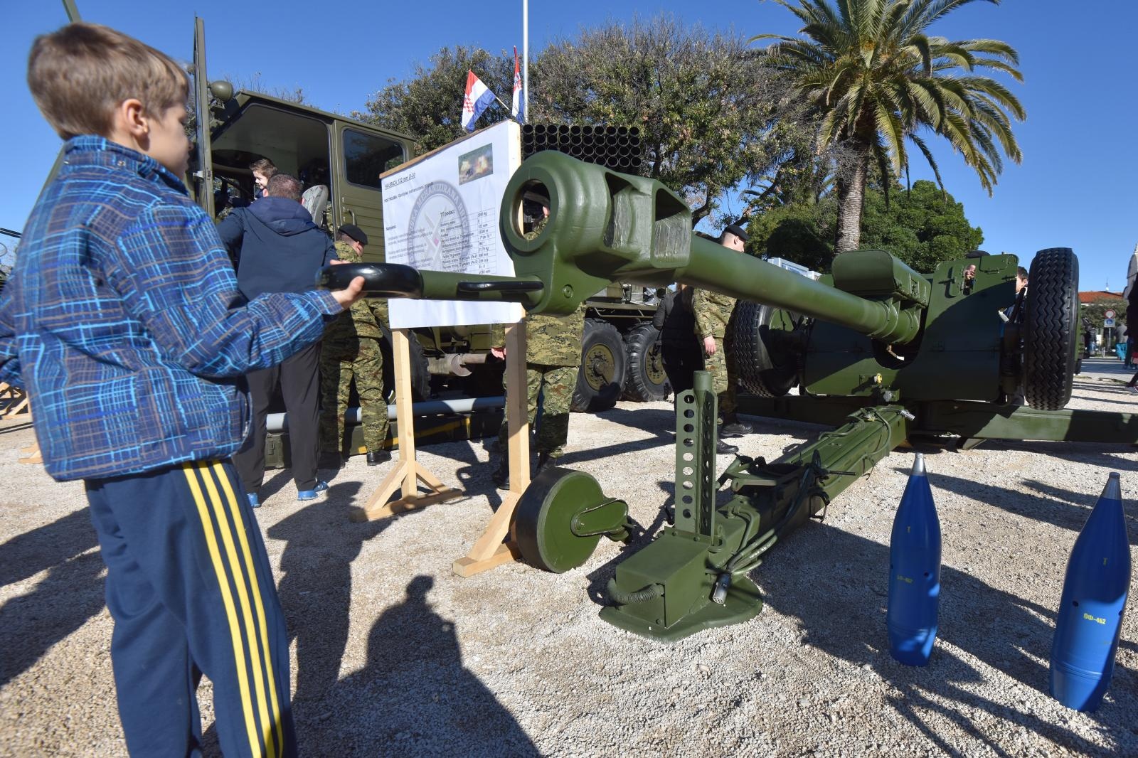 Otvorena izložba vojne opreme, oružja i vozila na zadarskoj rivi