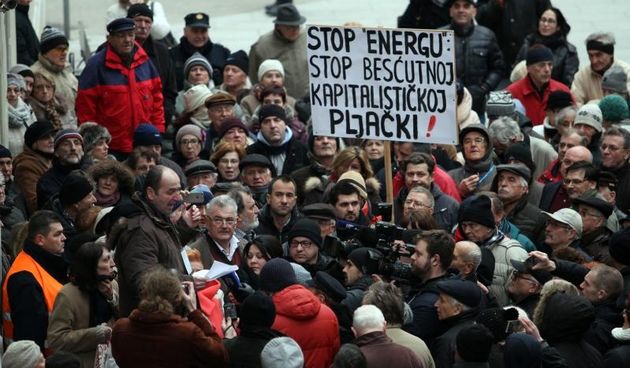 Gradjani prosvjeduju zbog visoke cijene centralnog grijanja koje im naplacuje Energo. Prosvjedu pred nekoliko stotina gradjana pred zgradom Energa prikljucio se Ivan Vilibor Sincic, te se prisutnima obratio direktor Energa Sanjin Kirigin. Nakon toga prosv