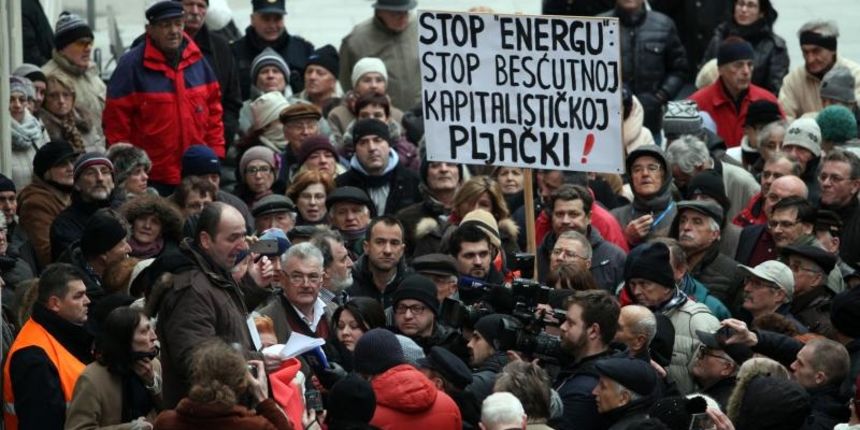 Gradjani prosvjeduju zbog visoke cijene centralnog grijanja koje im naplacuje Energo. Prosvjedu pred nekoliko stotina gradjana pred zgradom Energa prikljucio se Ivan Vilibor Sincic, te se prisutnima obratio direktor Energa Sanjin Kirigin. Nakon toga prosv Gradjani prosvjeduju zbog visoke cijene centralnog grijanja koje im naplacuje Energo. Prosvjedu pred nekoliko stotina gradjana pred zgradom Energa prikljucio se Ivan Vilibor Sincic, te se prisutnima obratio direktor Energa Sanjin Kirigin. Nakon toga prosv