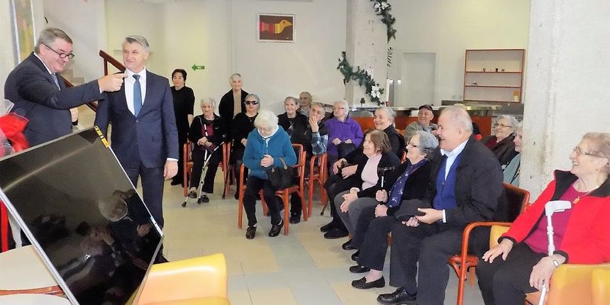 Župan Božidar Longin sa suradnicima posjetio je Dom za stare i nemoćne u Zadru Župan Božidar Longin sa suradnicima posjetio je Dom za stare i nemoćne u Zadru