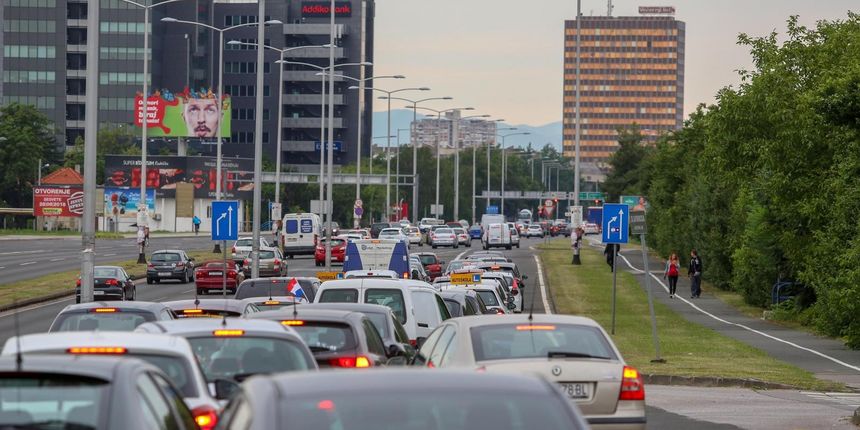 FOTO: Hrvati blokirali promet zbog nenormalnih cijena goriva: U Zagrebu nastao potpuni kaos