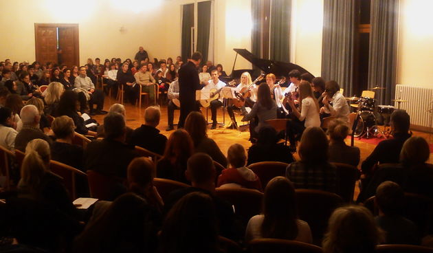 Mladi ansambli Glazbene škole Blagoje Bersa predivnom božićnom čestitkom pozdravili svoj grad