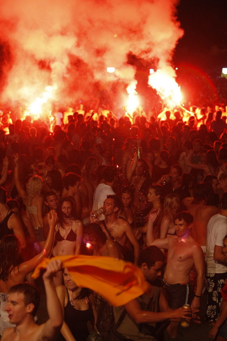 Split, 200810.
Koncert “Funk on the beach” u cast preminulog Dina Dvornika odrzan je na plazi Bacvice u organizaciji Deana Dvornika. Koncert je kasnio dva sata, dok je vise od 6 tisuca poklonika Dina Dvornika cekalo pocetak.
Foto: Duje Klaric / CROPIX Split, 200810.
Koncert “Funk on the beach” u cast preminulog Dina Dvornika odrzan je na plazi Bacvice u organizaciji Deana Dvornika. Koncert je kasnio dva sata, dok je vise od 6 tisuca poklonika Dina Dvornika cekalo pocetak.
Foto: Duje Klaric / CROPIX