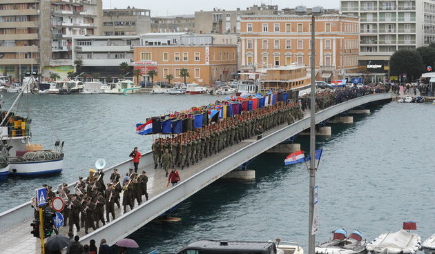 Zadar, 210113.
Obiljezavanje 20. obljetnice vojno redarstvene operacije Maslenica. U 9h je sa Branimirove obale krenuo mimohod postrojbi s 148 ratnih zastava postrojbi koje su sudjelovale u Domovinskom ratu uz pratnju orkestra HV-a. Mimohod je isao preko