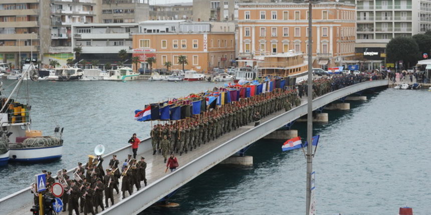 Zadar, 210113.
Obiljezavanje 20. obljetnice vojno redarstvene operacije Maslenica. U 9h je sa Branimirove obale krenuo mimohod postrojbi s 148 ratnih zastava postrojbi koje su sudjelovale u Domovinskom ratu uz pratnju orkestra HV-a. Mimohod je isao preko Zadar, 210113.
Obiljezavanje 20. obljetnice vojno redarstvene operacije Maslenica. U 9h je sa Branimirove obale krenuo mimohod postrojbi s 148 ratnih zastava postrojbi koje su sudjelovale u Domovinskom ratu uz pratnju orkestra HV-a. Mimohod je isao preko