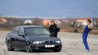 Sepurine, 220112.
Na pisti vojarne Sepurine nedaleko od Zadra, okupili su se ljubitelji automoto sporta. Do trenutka kad je policija prekinula aktivnosti na pisti, automobili i motocikli su se utrkivali i izvodili raznorazne akrobacije na odusevljenje pri Sepurine, 220112.
Na pisti vojarne Sepurine nedaleko od Zadra, okupili su se ljubitelji automoto sporta. Do trenutka kad je policija prekinula aktivnosti na pisti, automobili i motocikli su se utrkivali i izvodili raznorazne akrobacije na odusevljenje pri