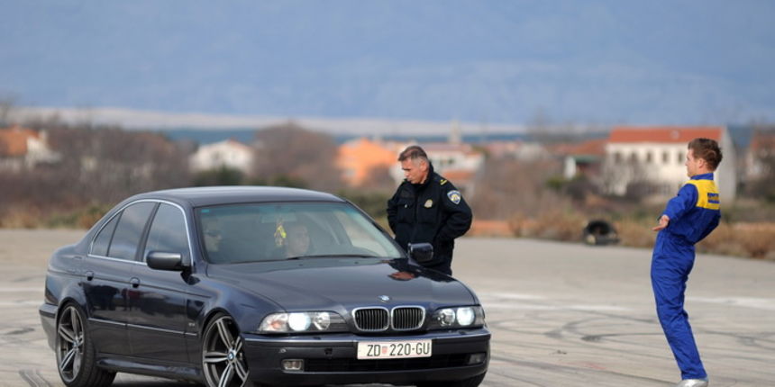 Sepurine, 220112.
Na pisti vojarne Sepurine nedaleko od Zadra, okupili su se ljubitelji automoto sporta. Do trenutka kad je policija prekinula aktivnosti na pisti, automobili i motocikli su se utrkivali i izvodili raznorazne akrobacije na odusevljenje pri Sepurine, 220112.
Na pisti vojarne Sepurine nedaleko od Zadra, okupili su se ljubitelji automoto sporta. Do trenutka kad je policija prekinula aktivnosti na pisti, automobili i motocikli su se utrkivali i izvodili raznorazne akrobacije na odusevljenje pri