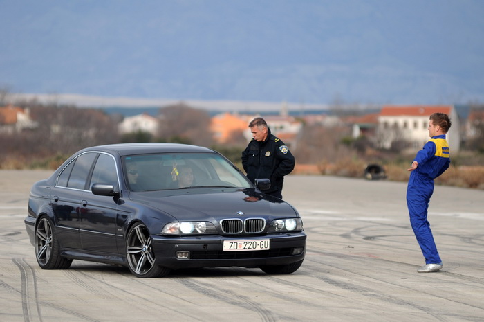 Sepurine, 220112.
Na pisti vojarne Sepurine nedaleko od Zadra, okupili su se ljubitelji automoto sporta. Do trenutka kad je policija prekinula aktivnosti na pisti, automobili i motocikli su se utrkivali i izvodili raznorazne akrobacije na odusevljenje pri Sepurine, 220112.
Na pisti vojarne Sepurine nedaleko od Zadra, okupili su se ljubitelji automoto sporta. Do trenutka kad je policija prekinula aktivnosti na pisti, automobili i motocikli su se utrkivali i izvodili raznorazne akrobacije na odusevljenje pri