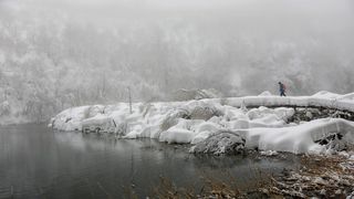 Zimska idila na snijegom prekrivenim Plitvičkim jezerima Zimska idila na snijegom prekrivenim Plitvičkim jezerima
