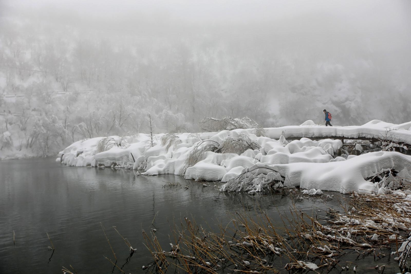 Zimska idila na snijegom prekrivenim Plitvičkim jezerima Zimska idila na snijegom prekrivenim Plitvičkim jezerima