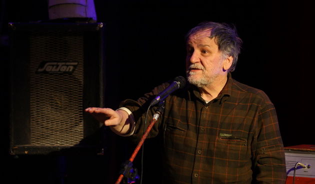 Zadar, 080213.
Bivsi prostori Kazalista lutaka u Jazinama. 
Marko Brecelj, kultni umjetnik exYu prostora 80-ih, kantautor, frontman legendarne grupe Buldozer, performer, aktivist, voditelj kluba MKSMC u Kopru danas je nastupio u prostorijama bivseg kazali