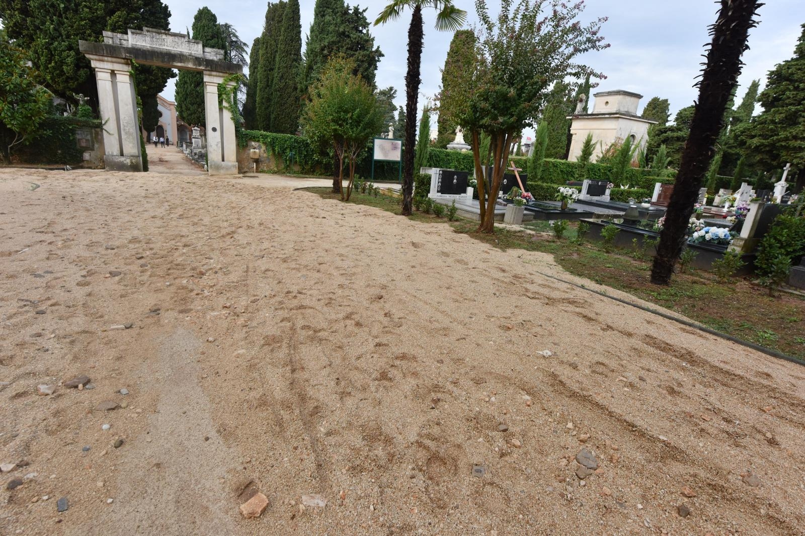 Djelatnici Nasada saniraju štetu na Gradskom groblju Zadar Djelatnici Nasada saniraju štetu na Gradskom groblju Zadar