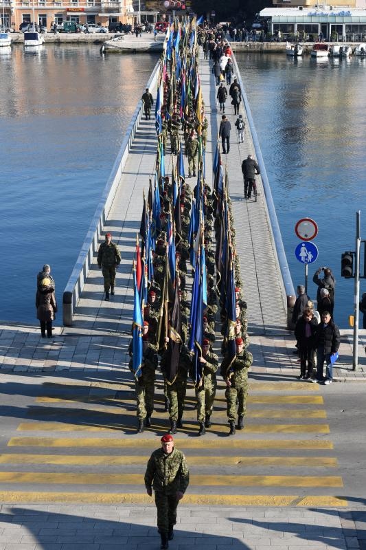 Mimohod postrojbi sudionica VRO Maslenica ulicama Zadra u povodu 24. obljetnice Mimohod postrojbi sudionica VRO Maslenica ulicama Zadra u povodu 24. obljetnice
