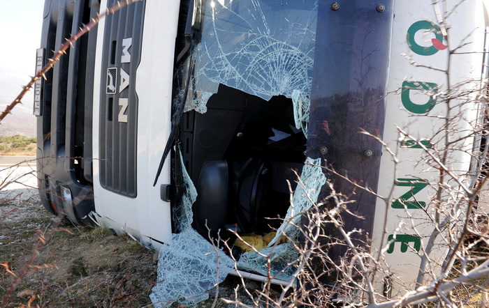Zadar, 240211.
Jaka bura koja puse na Zadarskom podrucju prevrnula je kamion kod Obrovca.Maslenicki most je zatvoren za sav promet.
Foto: Andrija Lucic / Cropix Zadar, 240211.
Jaka bura koja puse na Zadarskom podrucju prevrnula je kamion kod Obrovca.Maslenicki most je zatvoren za sav promet.
Foto: Andrija Lucic / Cropix