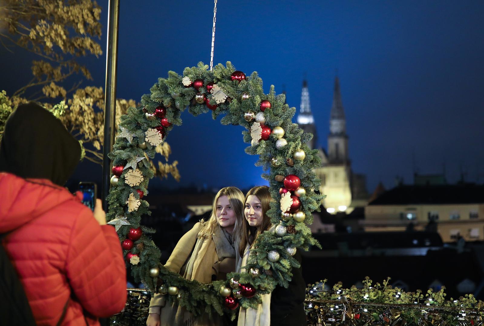 Zagrebački Advent ove godine pun je svjetla i šarenila